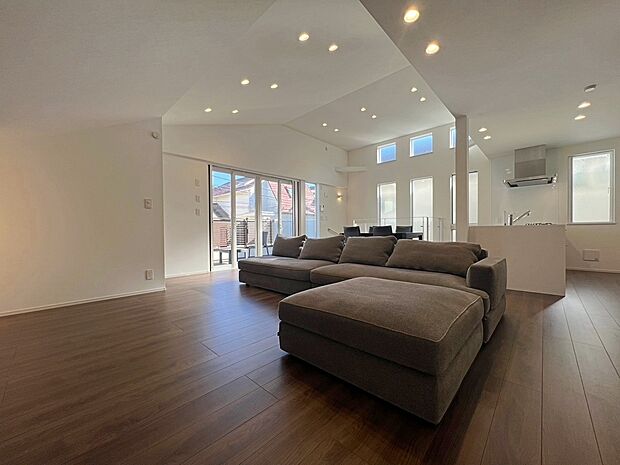 施工例　広々としたスペースに優しい光があふれるくつろぎのリビングダイニング