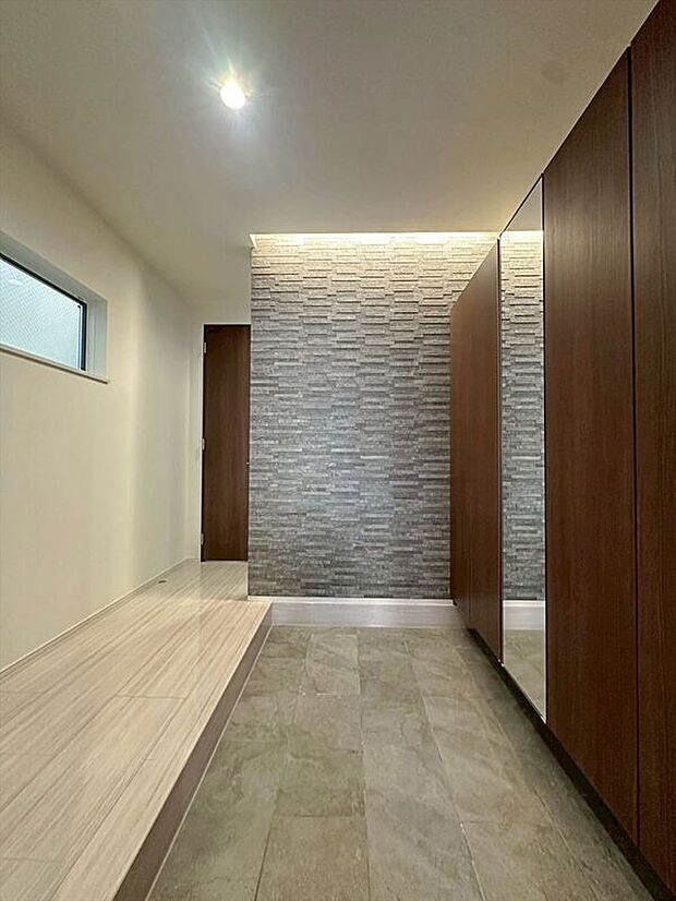 施工例 扉を開けた瞬間、目の前に広がる大理石調のフローリングがエントランスに一層の輝きと開放感を演出