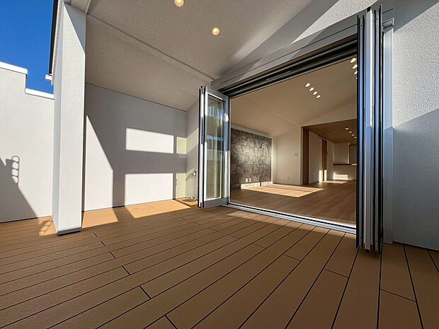 施工例 青空を背景に陽光のスポットライトを浴び、オーナー様だけの特別な空間を演出