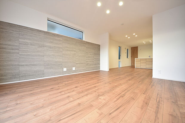 施工例 開放的な窓から差し込む優しい自然光が日常を忘れさせてくれる贅沢な空間を演出。