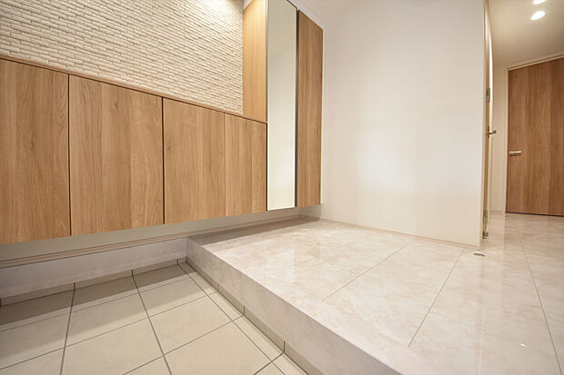 施工例 扉を開けた瞬間、目の前に広がる大理石調のフローリングがエントランスに一層の輝きと開放感を演出