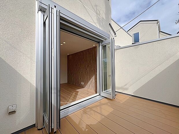 施工例　青空を背景に陽光のスポットライトを浴び、オーナー様だけの特別な空間を演出