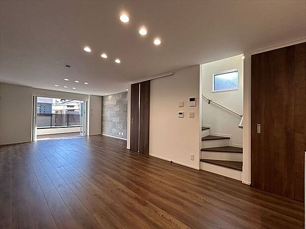 施工例 開放的な窓から差し込む優しい自然光が日常を忘れさせてくれる贅沢な空間を演出。