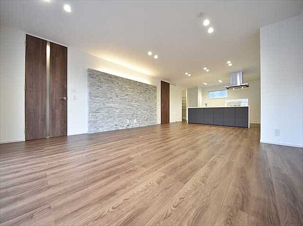 施工例　広々としたスペースに優しい光があふれるくつろぎのリビングダイニング