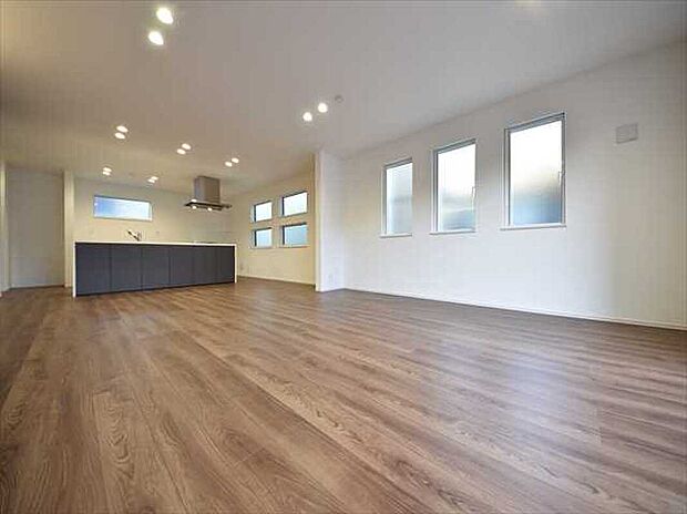 施工例　開放的な窓から差し込む優しい自然光が日常を忘れさせてくれる贅沢な空間を演出。