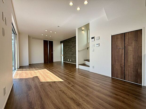 広々としたスペースに優しい光があふれるくつろぎのリビングダイニング