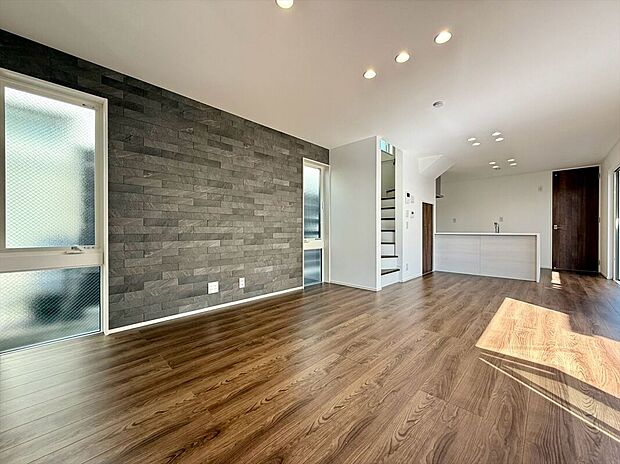 開放的な窓から差し込む優しい自然光が日常を忘れさせてくれる贅沢な空間を演出。