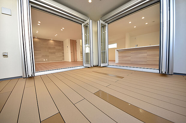 施工例　青空を背景に陽光のスポットライトを浴び、オーナー様だけの特別な空間を演出