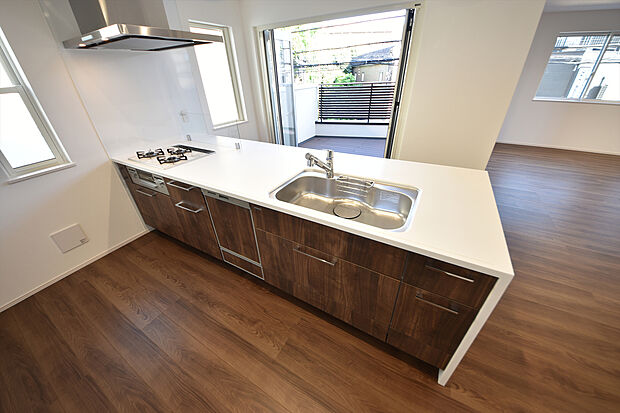 施工例　ゲストを招いて料理を振る舞い、広々としたキッチンスペースを囲みながら話が弾む贅沢な時間。