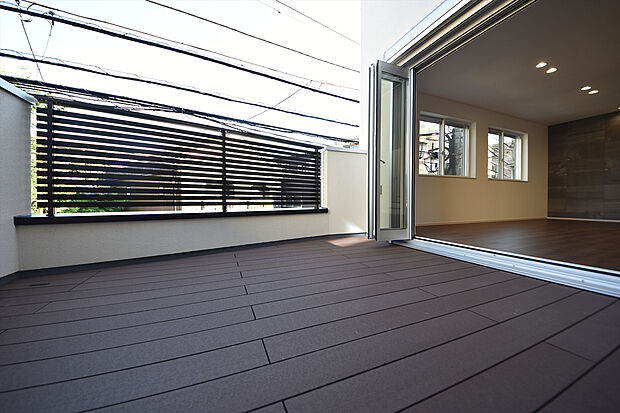 施工例　青空を背景に陽光のスポットライトを浴び、オーナー様だけの特別な空間を演出