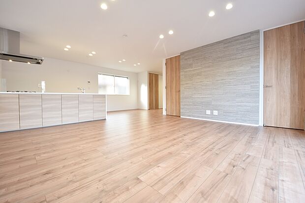 施工例　広々としたスペースに優しい光があふれるくつろぎのリビングダイニング