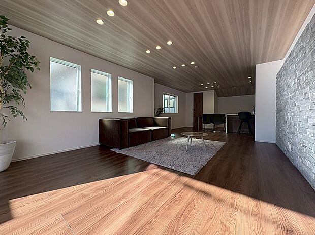 施工例 広々としたスペースに優しい光があふれるくつろぎのリビングダイニング