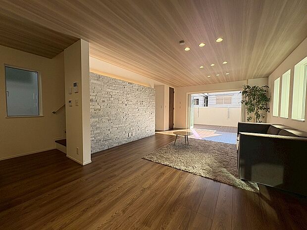 施工例 開放的な窓から差し込む優しい自然光が日常を忘れさせてくれる贅沢な空間を演出。