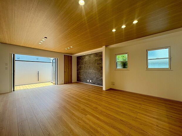 施工例　開放的な窓から差し込む優しい自然光が日常を忘れさせてくれる贅沢な空間を演出。