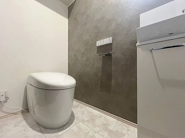トイレ 施工例
清潔感のあるスタイリッシュなトイレ空間。すっきりとしたデザインで、お手入れのしやすさにも配慮しています。