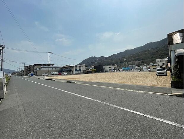 北側接道。1号地
前面約6mの道路です。
車通りはあまり多くなく、歩道もあるので安心です。
現地(2024年4月)撮影