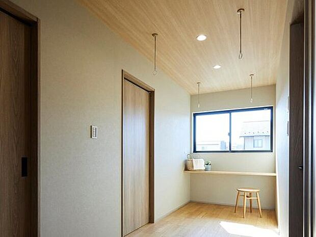 【ランドリールーム】2階ホールの大きなランドリールームは、日当たりも良く、作業カウンター付きのため洗濯物を畳んだりアイロン掛けするスペースとしてもお使いいただけます。