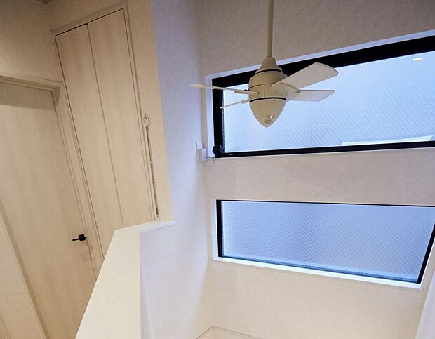 【建物プラン例（2号地）】2階ホールから吹抜をのぞき込むと、リビングが見えます！
