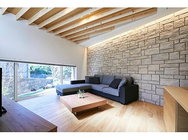 【素材を楽しむイエ工法：軸組工法】床・天井・壁。それぞれに『木』や『石』を使用し、空間ごとに素材の質感を楽しむことが出来ます。
和モダンテイストで彩られたお部屋は、なじみ深い落ち着きのある印象を与えます。