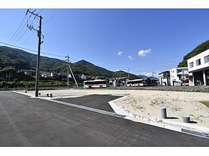  前面道路含む現地写真  南側接道のため、明るいお家がつくれ