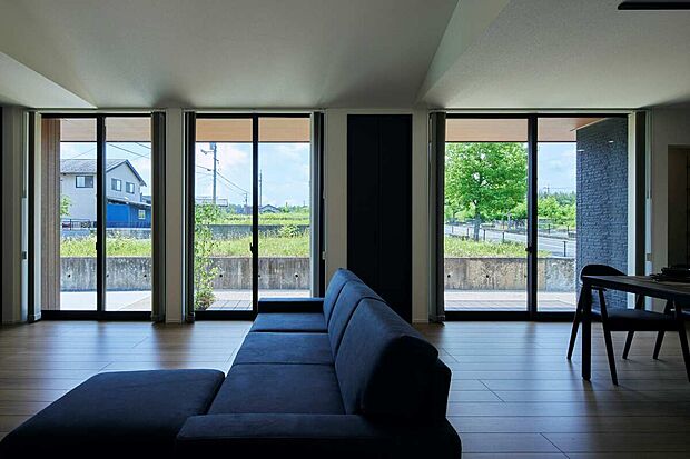 【内観5】大きな窓からはお庭へ抜ける広い視界を生み、明るく開放感を感じさせます。