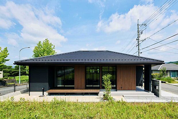 【外観1】自然光が映える平屋の佇まい
