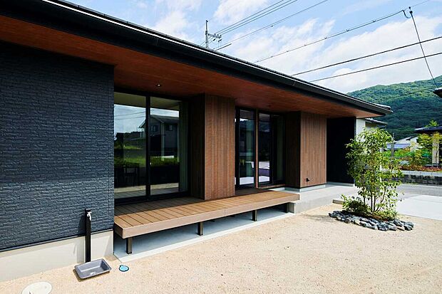 【外観5】庭との一体感を感じるデザイン