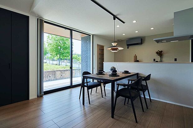 【内観3】キッチンダイニングも家族とコミュニケーションが取りやすい直線型で、食事中も家族との会話が弾みます。