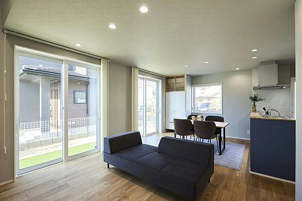 【LDK】LDKはグレーのクロスとネイビーのクロスで落ち着いた雰囲気にコーディネートしました。