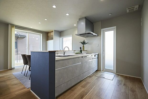 【キッチン】キッチンからは全体のコーディネートに合わせ、グレーで統一。リビング・ダイニングやお庭も一望できます。