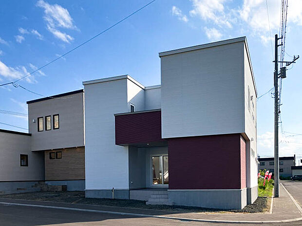 【外観】
見どころ満載の1棟。住む人の日々の気持ちや体験を共有し、家中の空間に豊かな暮らしをもたらす「つながり」を大切にしています。
（現地撮影：2024年7月）