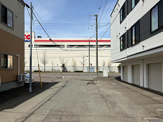 【現地写真】
コストコホールセール札幌倉庫店まで徒歩約3分。コンビニなども近く、日用品のお買い物に便利な環境です。
(2025年5月撮影）
