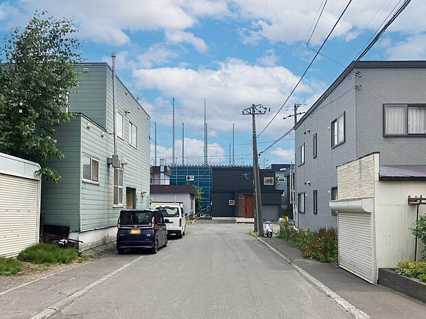 【現地写真】
商業施設や教育機関が揃った暮らしやすい立地も魅力のポイント。子育て世帯にも優しい環境です。
（2025年7月撮影）