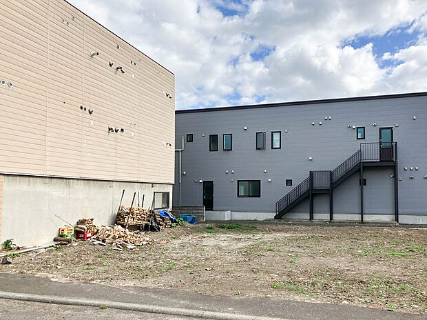 【現地写真】
買物施設まで徒歩約2分と日々のお買い物にも便利な立地。緑も豊かでのびのびと暮らせる環境も魅力のポイントです。
（2025年10月撮影）