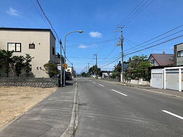 【現地写真】
全区画、幅員約8mの南東側道路に面し陽当り良好、開放感がございます。暖かい陽光を感じられるお住まいが建てられますね。
（2025年8月撮影）