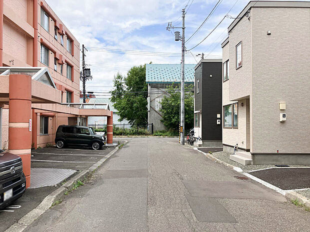 【現地写真】
きれいに舗装された前面道路は、お住まいの見栄えも良くしてくれますね。
(2025年8月撮影）