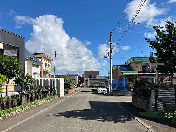 【現地写真】
幅員約8mの広い公道に面しております。お車でのすれ違いや車庫入れもスムーズにできそうですね。
(2025年11月撮影)