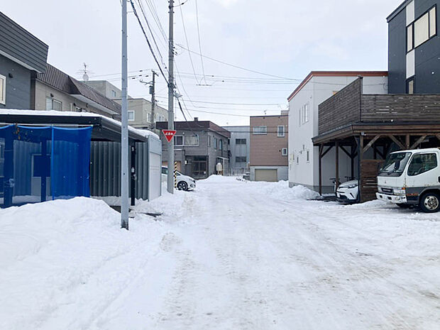 【現地写真】
周辺は落ち着いた住宅街でありながらも、徒歩10分圏内に生活利便施設が揃う便利な住環境です。
(2025年12月撮影)