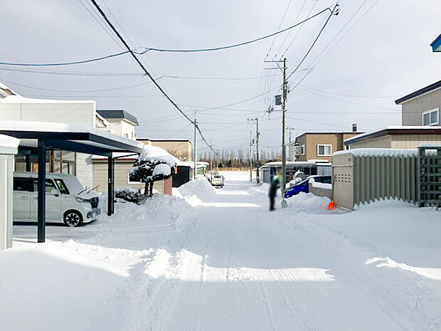 【現地写真】
住環境に配慮された第一種低層住居専用地域、閑静な住宅地の一画です。徒歩約5分には小学校、徒歩10分圏内には緑豊かな公園もあり、子育て世帯にもおすすめ。
(2025年12月撮影)