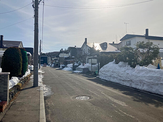 【現地写真】
徒歩圏内に教育機関や買物施設が揃う便利な住環境です。子育てにも優しい立地で、ぜひ夢のマイホームをご実現ください。
（2026年3月撮影）