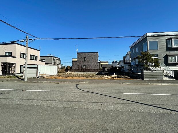 【現地写真】
周辺は低層住居が建ち並ぶ閑静な住宅街です。高い建物が少なく、採光や通風も良好、開放感がございます。
(2026年4月撮影)