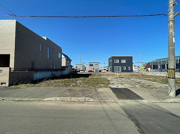 【現地写真】
第一種低層住居専用地域ならではの、穏やかで落ち着いた住環境が魅力の閑静な住宅街に位置しています。
(2026年4月撮影)
