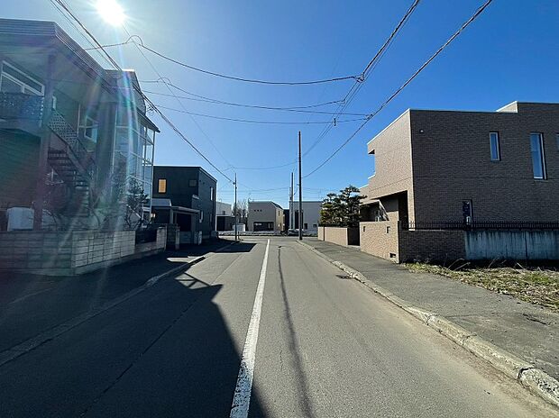 【現地写真】
教育機関や商業施設が徒歩圏内に揃う、暮らしやすい住環境も嬉しいポイント。ぜひ周辺環境と合わせて現地をご覧ください。
(2026年4月撮影)