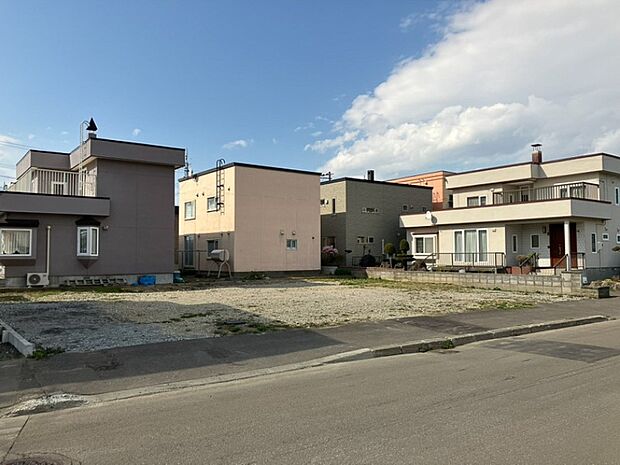 【現地写真】
全2区画、整った街並みが魅力の売地が誕生しました。土地面積は約44坪。開放感と使いやすさを兼ね備えた整形地です。
(2026年4月撮影)