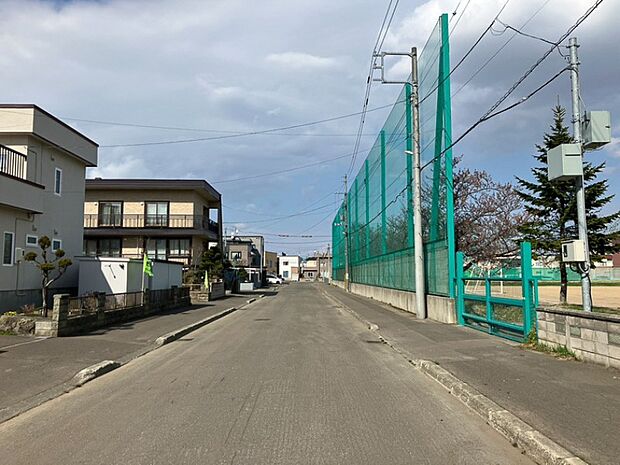 【現地写真】
幅員10.91mの南東側公道に面し陽当り良好。暖かい陽光を感じられる立地です。幅員が広くお車の出し入れもしやすいのでお出かけにも便利な立地です。
(2026年4月撮影)