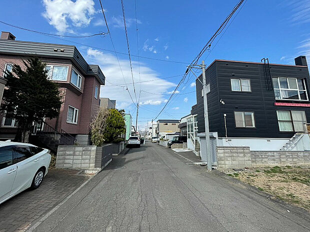 【現地写真】
幅員約6mのゆとりある前面道路。どこまでも続いていそうな真っ直ぐな道のみです。
(2026年4月撮影）