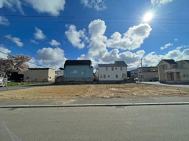 【現地写真】
第一種低層住居専用地域ならではの穏やかな街並み。落ち着いた住環境で、家族らしい暮らしを叶えます。
(2026年4月撮影）