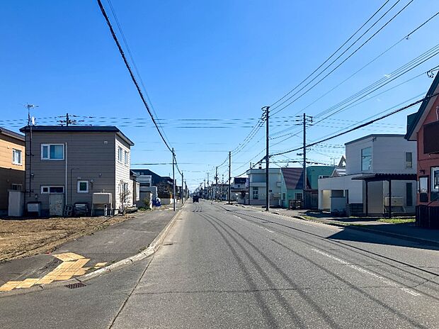 【現地写真】
広い道路に面した区画は、視覚的な広がりも感じ、実際の広さ以上にゆったりとした印象を与えてくれます。
(2026年4月撮影)