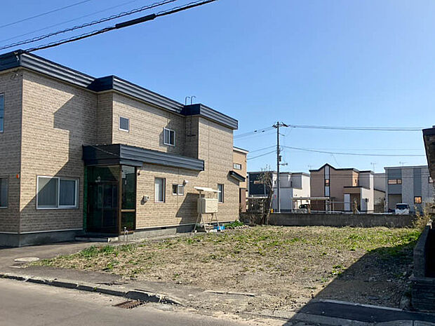 【現地写真】
教育機関や商業施設が徒歩10分圏内に揃う、便利な住環境も魅力。子育て世帯のご家族にもご検討いただける物件です。
（2026年4月撮影）