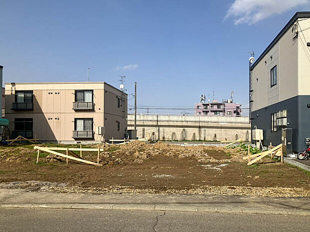 【現地写真】
現在は更地ですので、解体費用が掛からずスムーズに建築を進めることができます。即お渡しも可能です。
(2026年4月撮影)